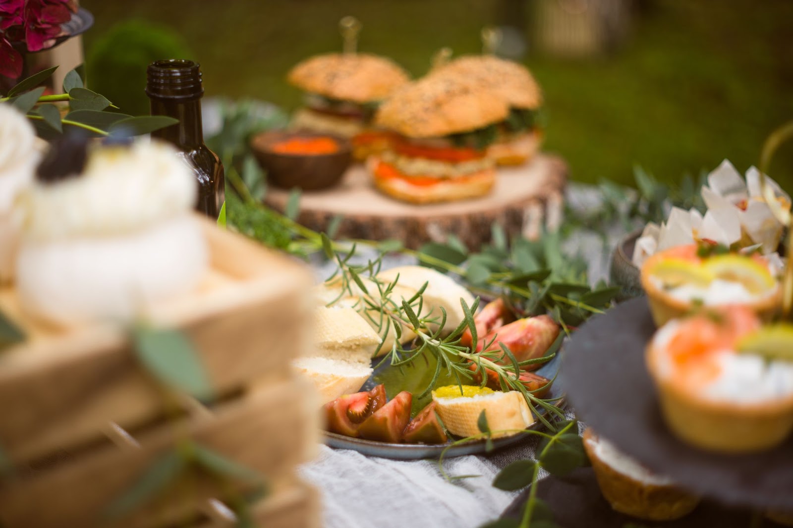 burger food table