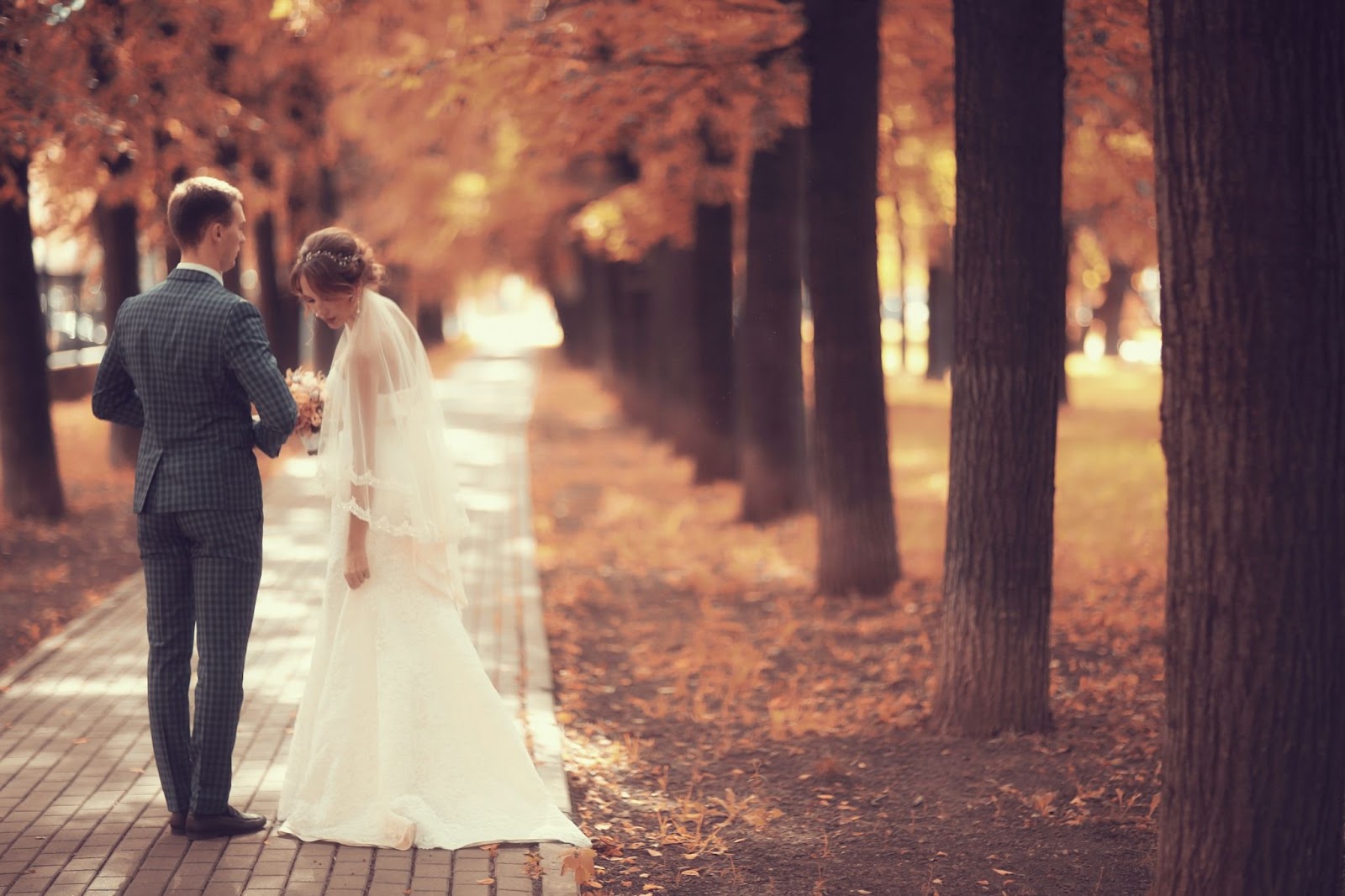 bride groom autumn