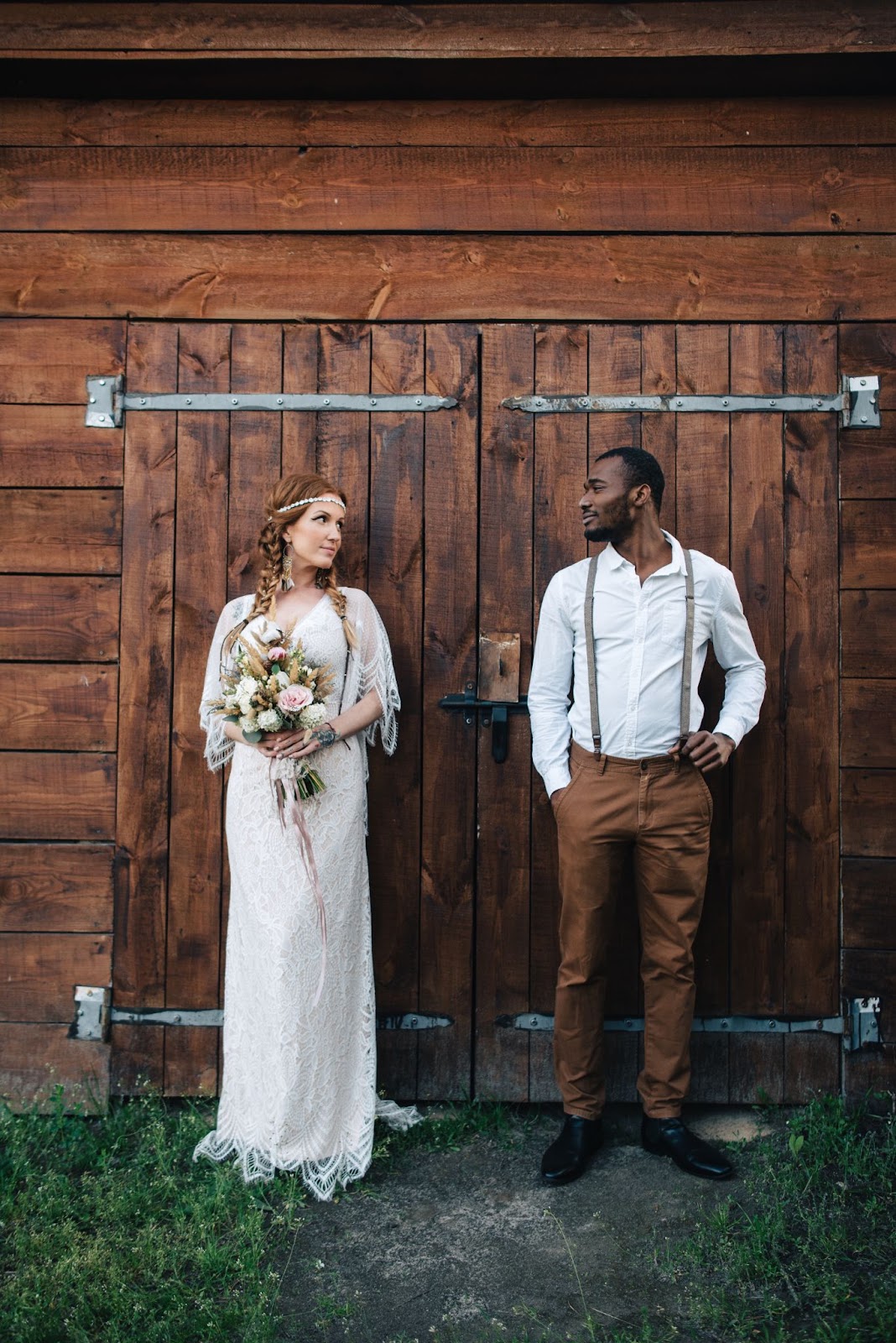 what to wear to a barn wedding​